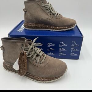 NEW Birkenstock Atlin Suede Shoes
Size 36 Women's 5 Taupe Lace Up Ankle Boots